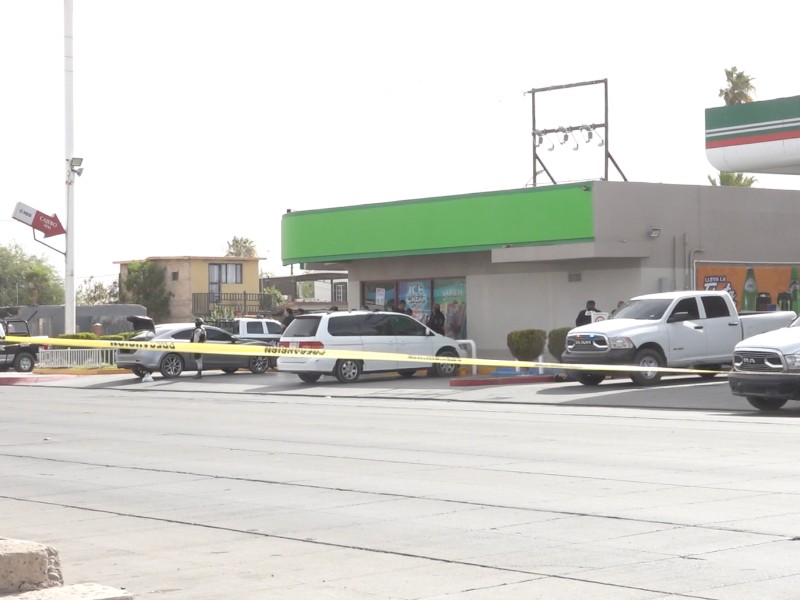 Joven muere baleado en gasolinera céntrica de SLRC