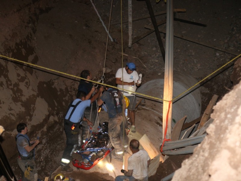 Joven queda atrapado por derrumbe en obra pluvial