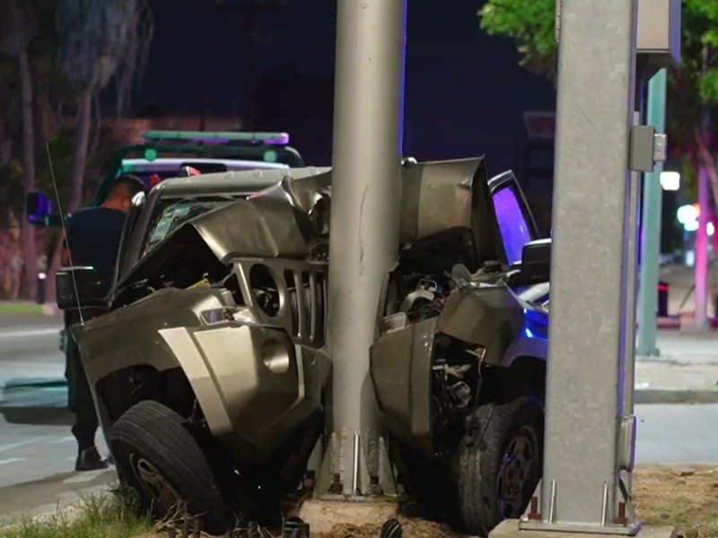 Joven resultó gravemente herido tras chocar contra un semáforo en La Paz