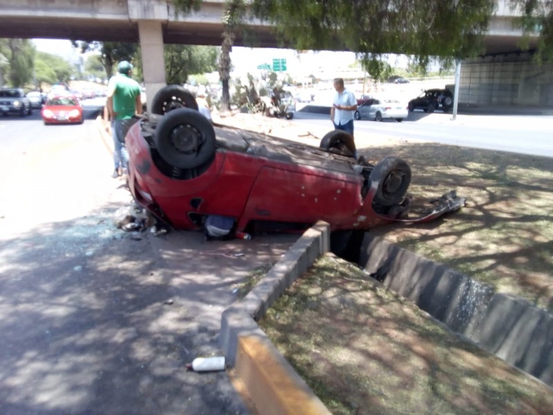 Joven sale ileso tras volcadura en el bulevar