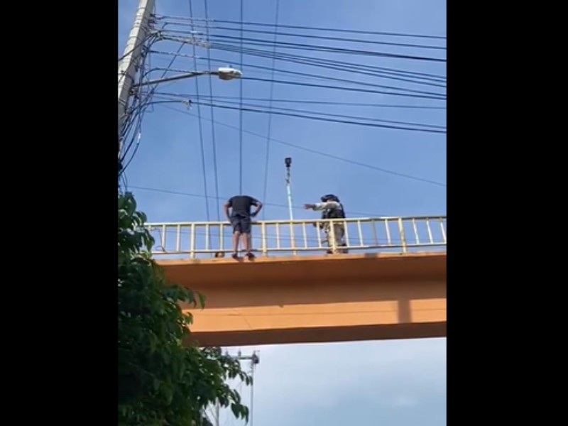 Joven se lanza desde un puente peatonal en Acapulco; quedó gravemente herido