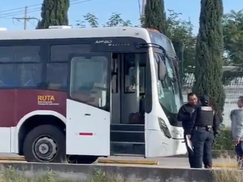 Joven se salva de ser atropellada en San Antonio Abad