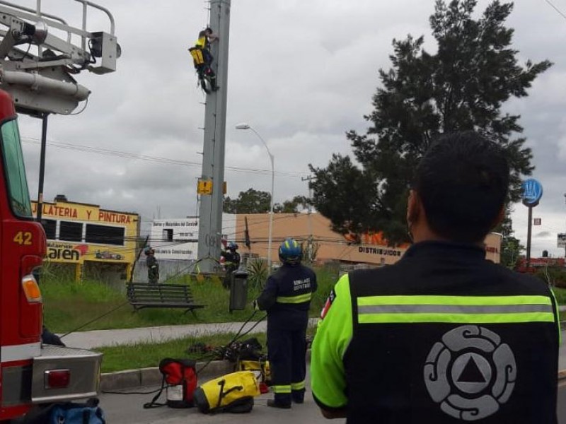 Joven sube a torre eléctrica e intenta suicidarse