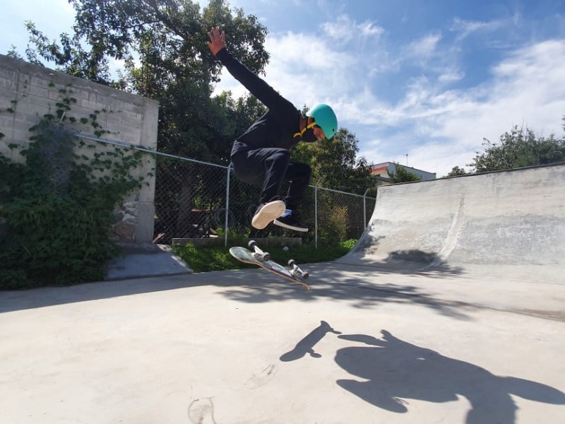 Joven tlaxcalteca construye primer parque skate de su comunidad