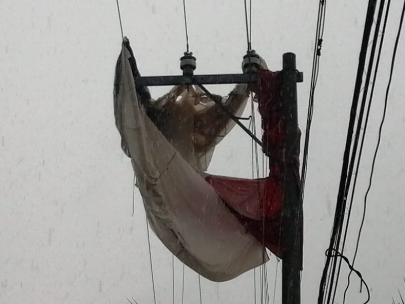 Joven turista cae de parachute en Puerto Vallarta