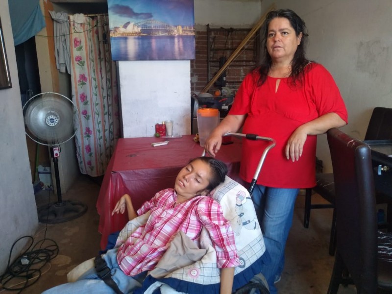 Jovencita con parálisis cerebral necesita ayuda en pañales y alimento