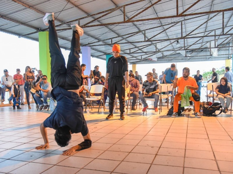 Jóvenes ahomenses participan en el primer evento de arte urbano