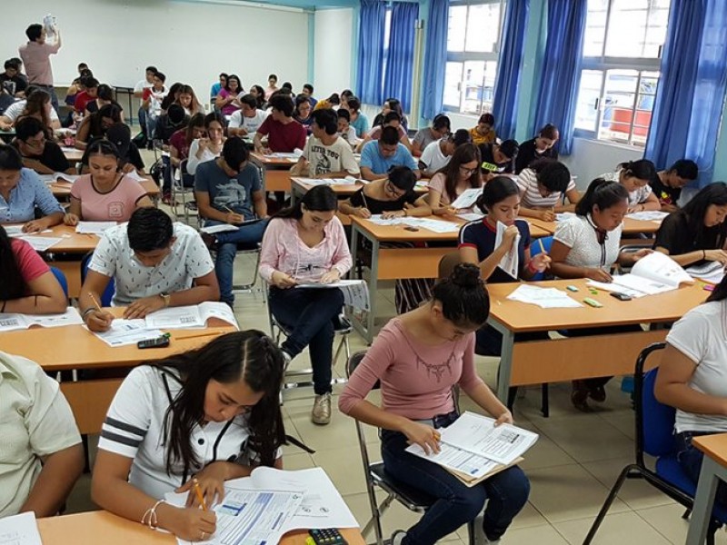 Jóvenes aplican examen de admisión a la UNACH