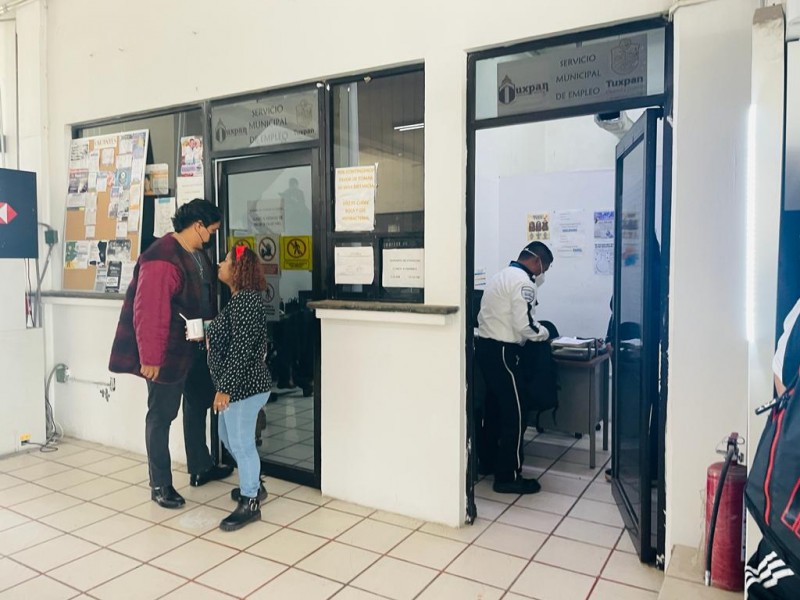 Jóvenes aprovechan vacantes laborales por cierre de año en Tuxpan