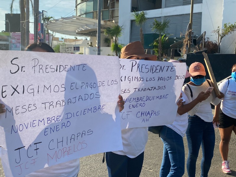 Jóvenes becados por el gobierno federal bloquean en Acapulco