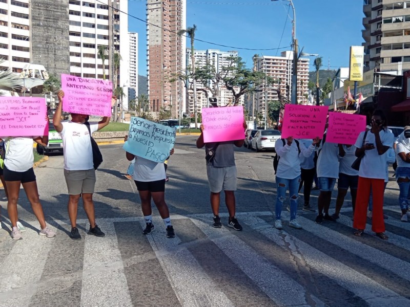 Jóvenes bloquean la Costera por falta de pagos