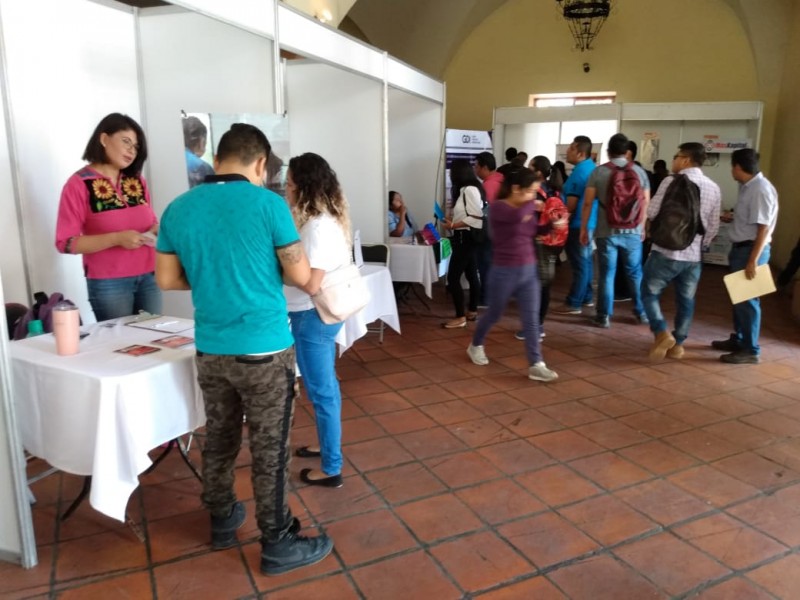 Jóvenes califican de buena la feria del empleo