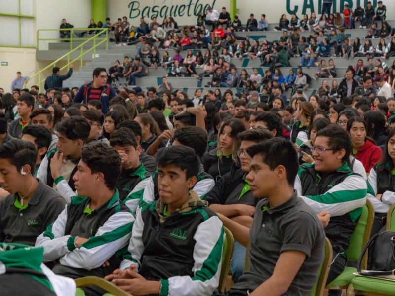 Jóvenes celebran la Revolución