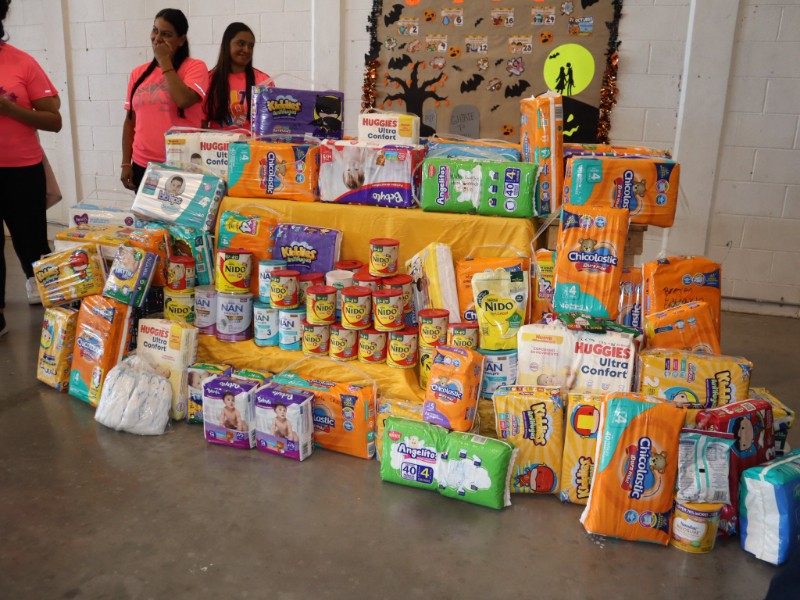 Jóvenes colectan pañales y alimento para bebés