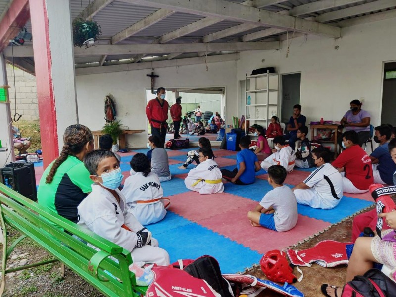 Jóvenes combinan deporte, concentración y disciplina