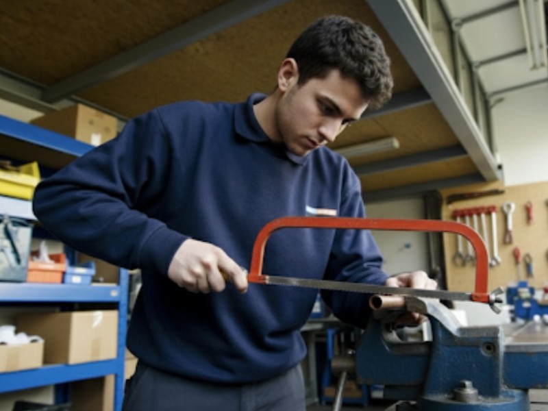 Jóvenes con posgrado sobreviven en trabajos temporales e informales