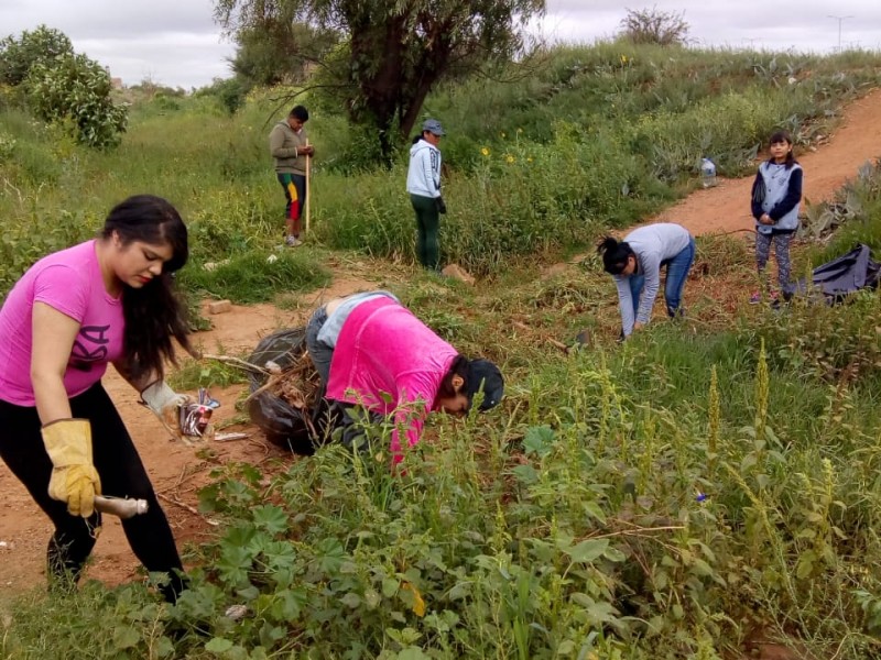 Jóvenes cuidan el medio ambiente