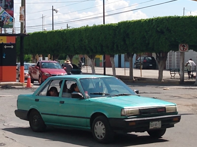 Jóvenes de Acultzingo tapan baches en la ciudad