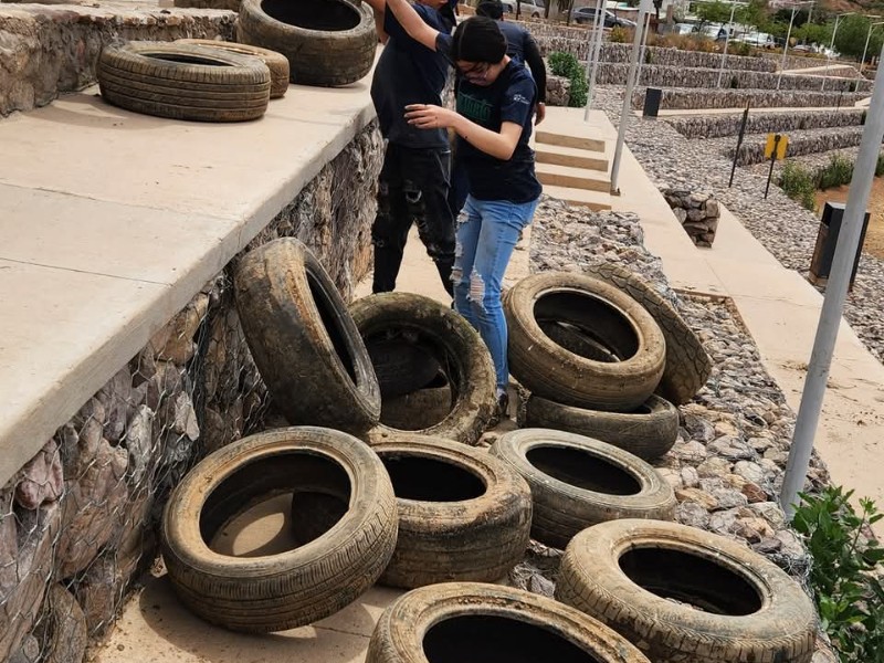 Jóvenes de Ecobarrio retiran basura y 100 llantas del represo