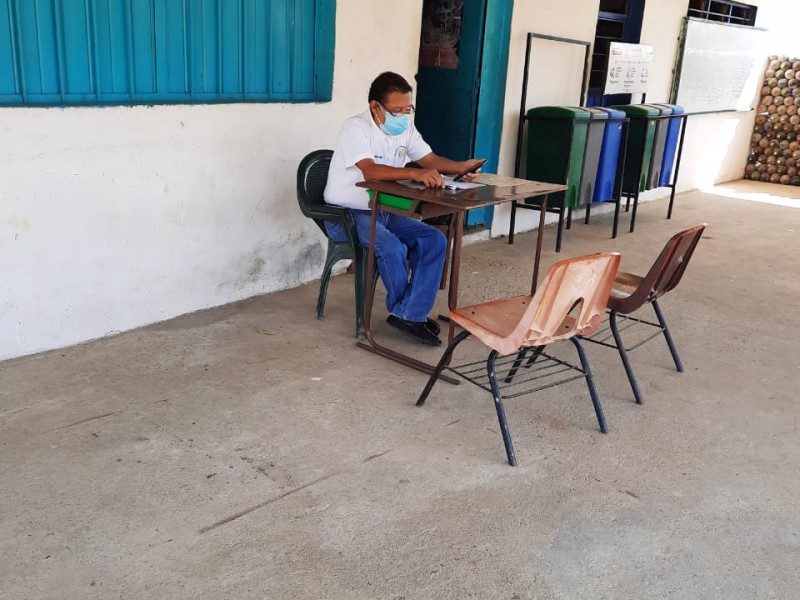 Jóvenes dejan estudios por crisis económica y barreras tecnológicas