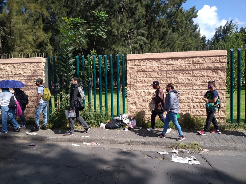 Jóvenes dejan montones de basura en centros de vacunación