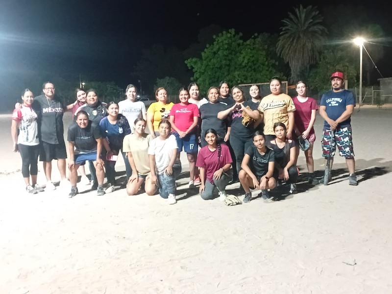 Jóvenes del ejido San Fernando se inician en el sóftbol