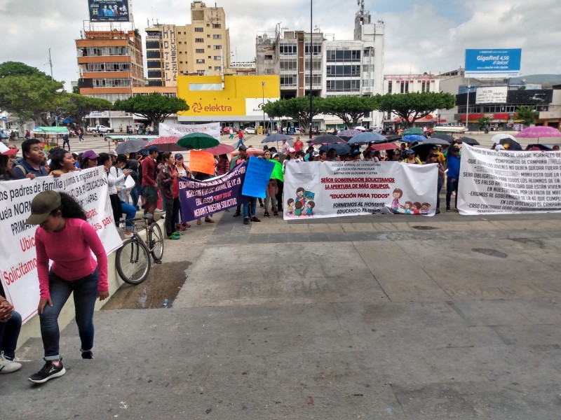 Jóvenes demandan ampliación de matrículas