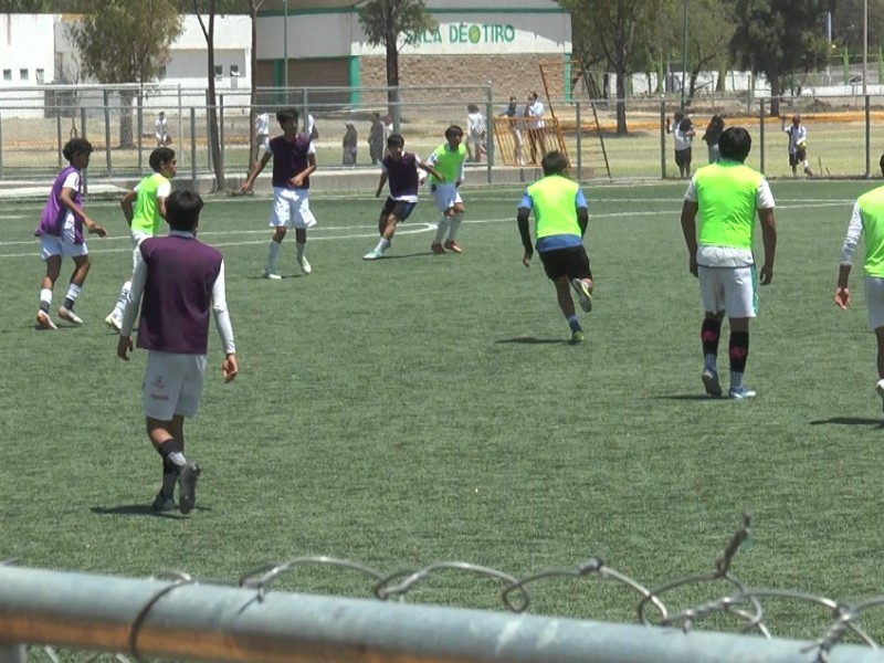 Jóvenes en busca del sueño de ser jugadores profesionales