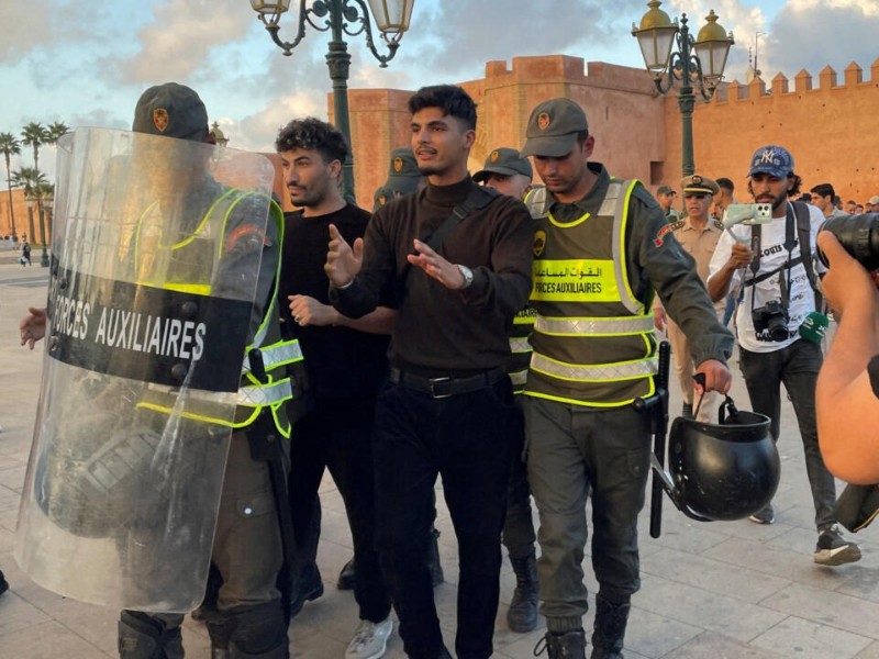 Jóvenes en Marruecos protestan y exigen disolución del Parlamento ahora
