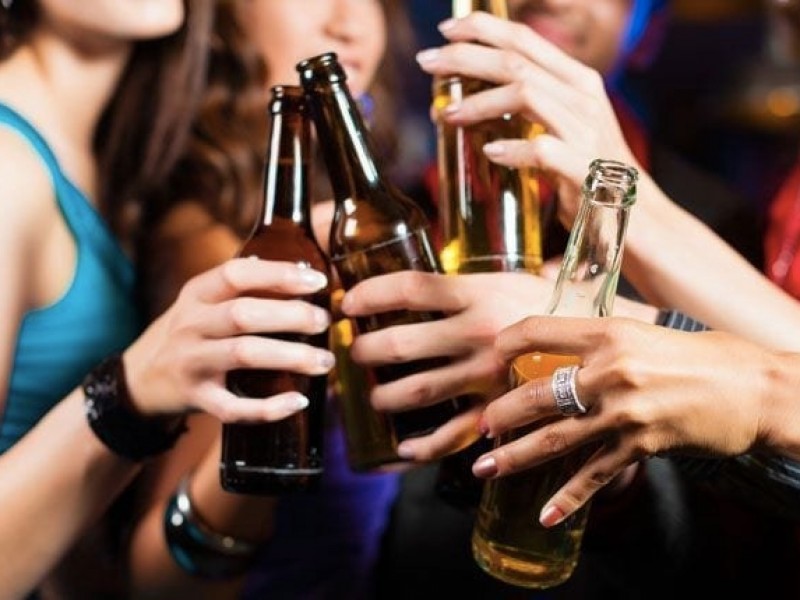 Jóvenes en riesgo de caer en el alcoholismo por amistades