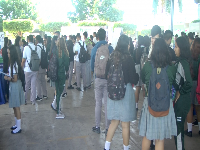 Jóvenes enfrentan difícil decisión sobre futuro profesional