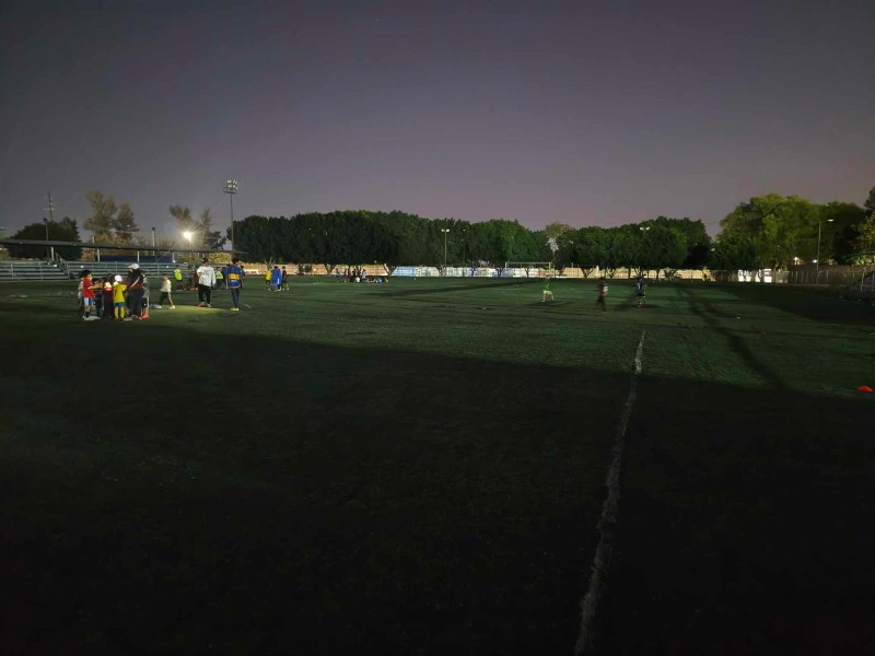 Deportistas piden mayor alumbrado en el Deportivo La Huizachera
