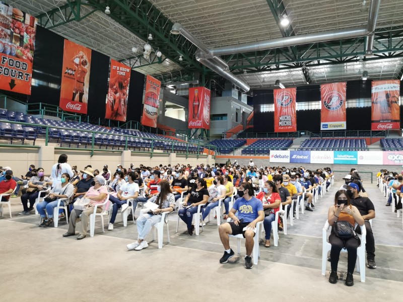 Jóvenes esperan con ansias mayoría de edad para recibir vacuna