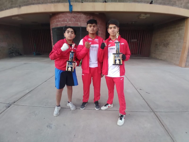 Jóvenes ganan medalla de bronce en nacional de kickboxing