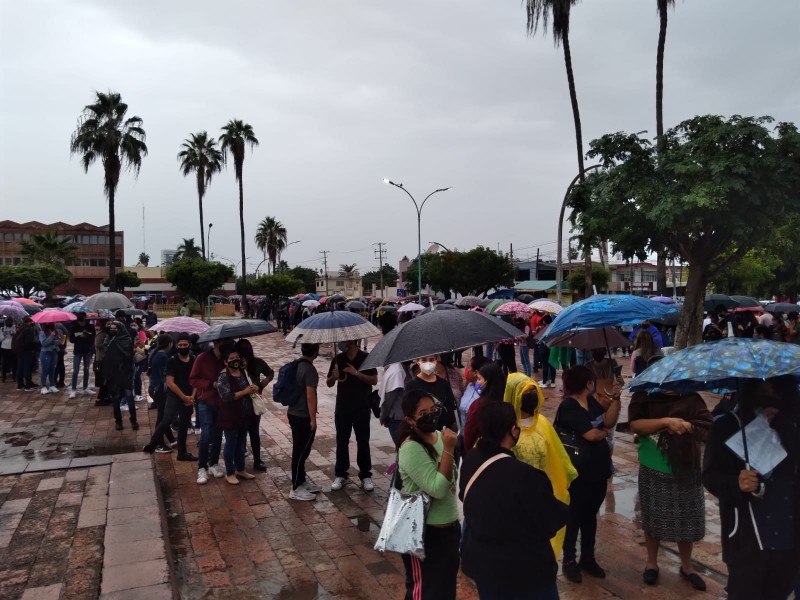 Menores hacen fila desde la madrugada para vacunarse en LM