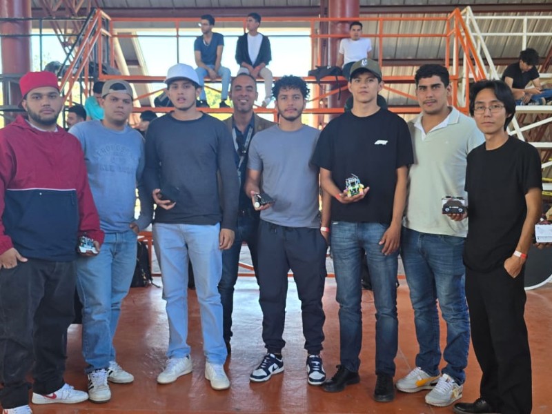 Jóvenes ingenieros debutan en evento de robótica; competencia y formación profesional