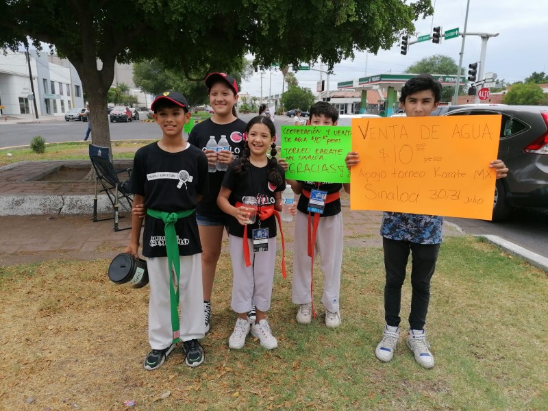 Jóvenes karatecas venden agua para ir a torneo