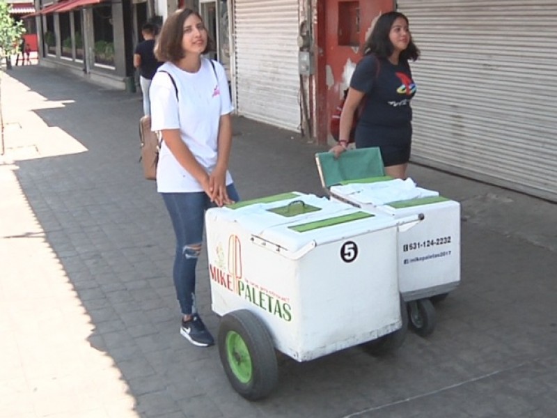 Jóvenes mujeres venden paletas heladas por buena causa