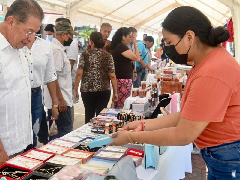 Jóvenes optan por emprender para solventar gastos escolares