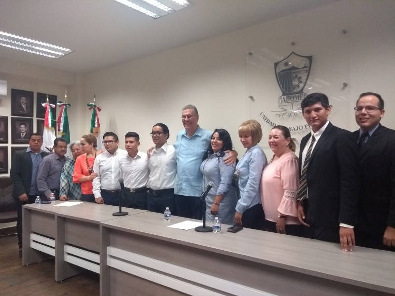 Jóvenes participan en debate político