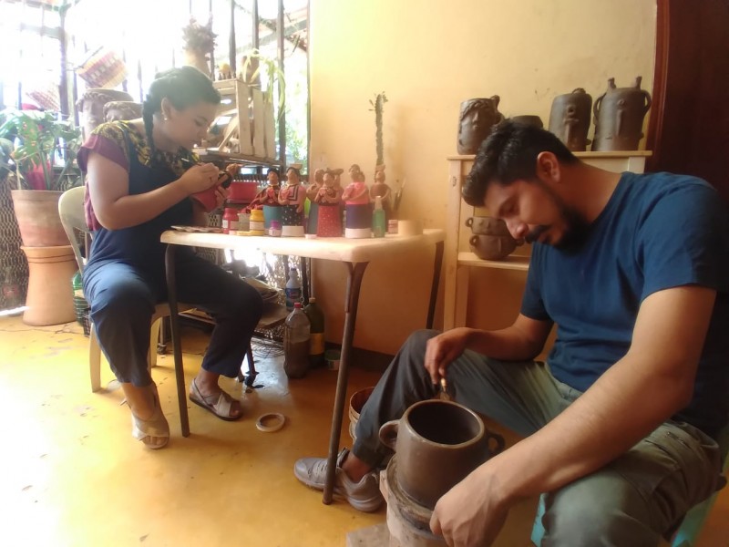 Jóvenes promueven la alfarería en Juchitán
