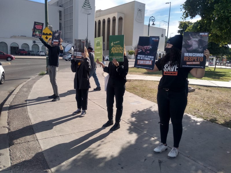 Jóvenes protestan contra el consumo de carne