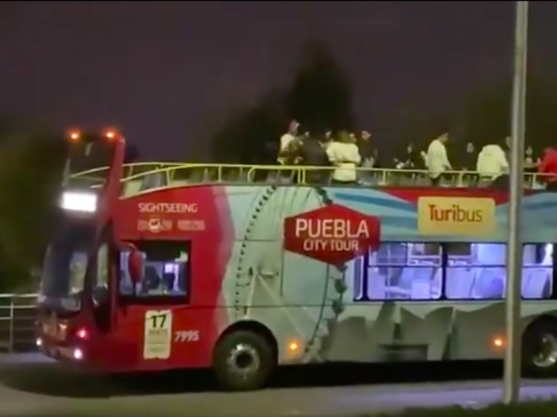 Jóvenes realizan fiesta arriba de un turibus en Los Fuertes