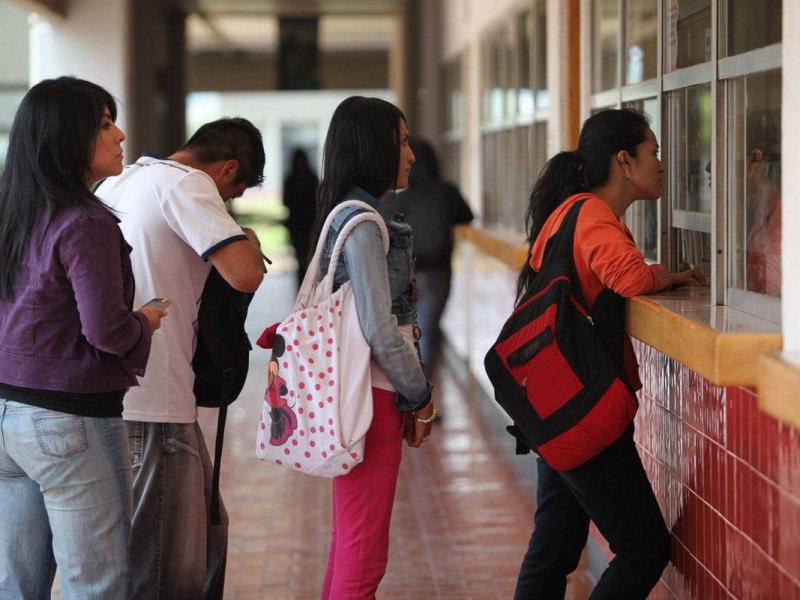 Jóvenes recienten decrecimiento de la economía