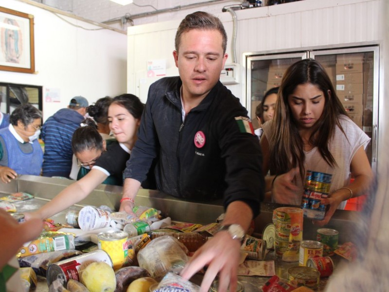 Jóvenes reúnen más de media tonelada de alimentos