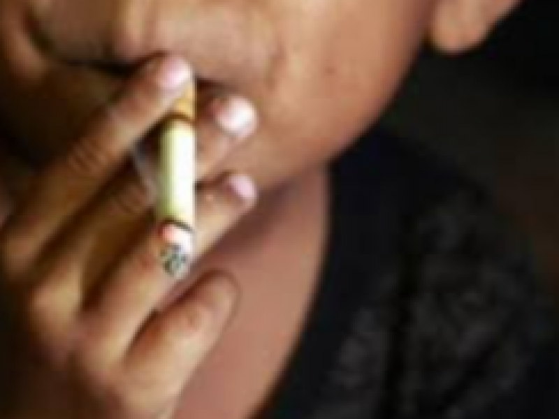 Jóvenes se inician a fumar cigarrillos a temprana edad