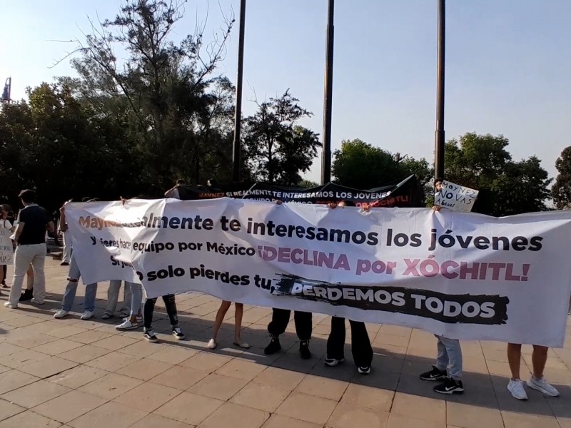 Jóvenes se manifiestan contra Maynez en Morelia