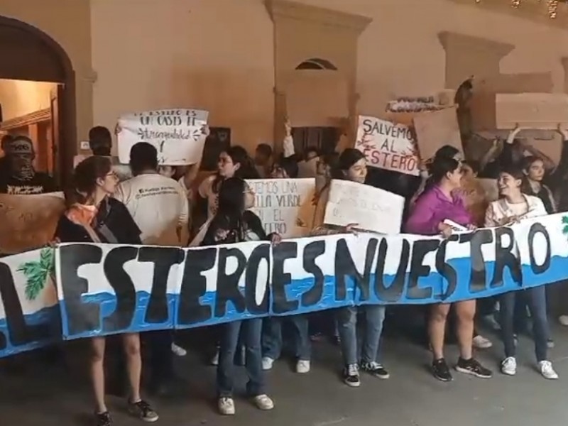 Jóvenes se manifiestan en pro de conservación del Estero Josefino