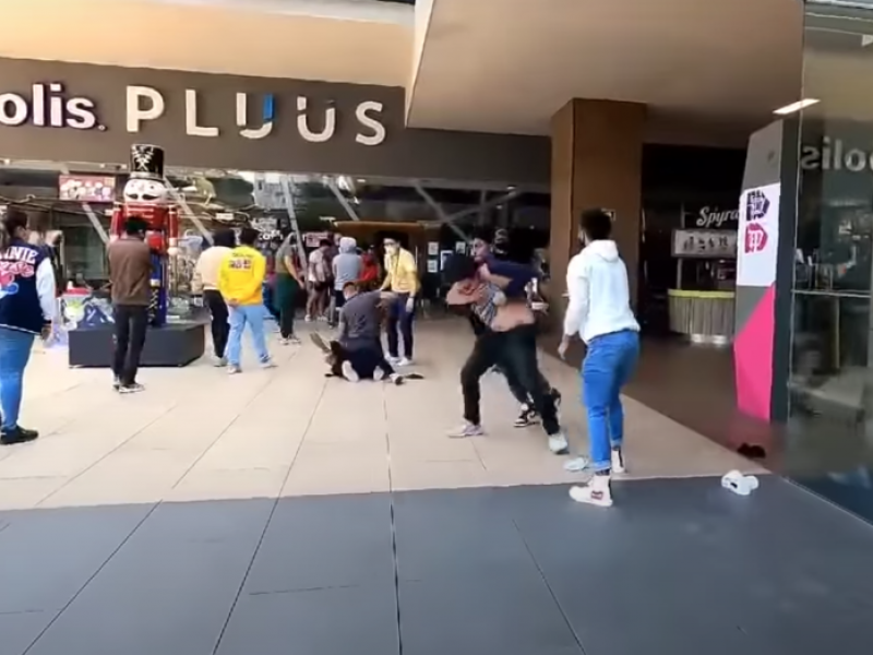 Jóvenes se pelean en pleno cine por adquirir boletos