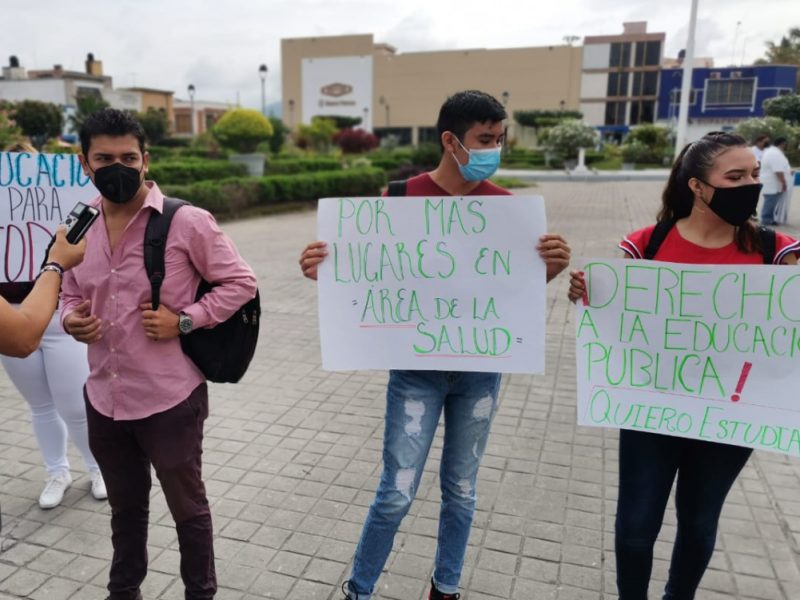 Jóvenes solicitan un espacio en la UAN